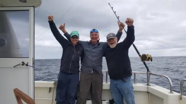 爱尔兰渔民捕获2.4米长巨型金枪鱼 重达540斤