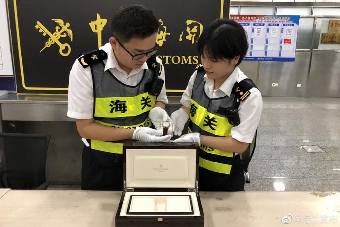 深圳海关查获一名旅客携带一块百达翡丽手表入境案件