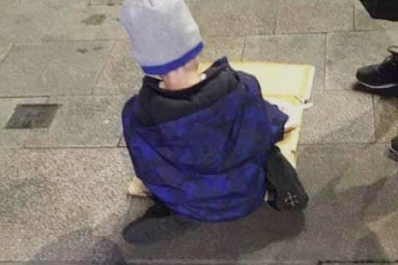 爱尔兰都柏林一5岁男孩在街头吃晚餐震惊网友