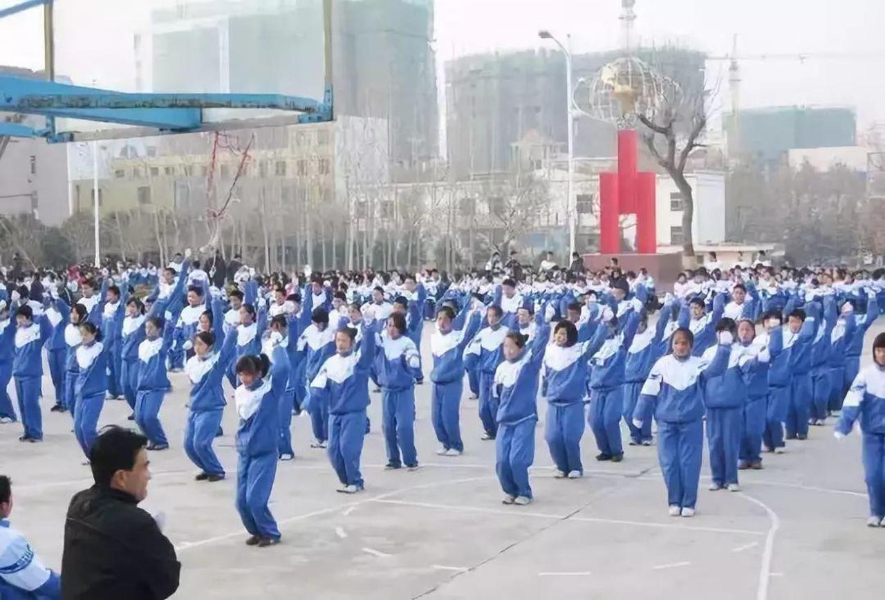 世界各地校服大盘点，看完你还会嫌弃我们的校服么？