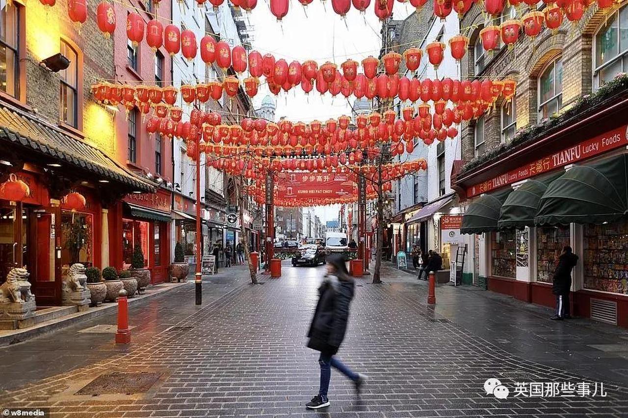 一群英国人乘坐撤侨专机从武汉飞回英国，现在当地人很慌...