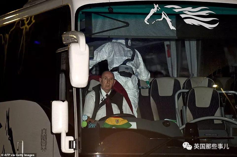 一群英国人乘坐撤侨专机从武汉飞回英国，现在当地人很慌...
