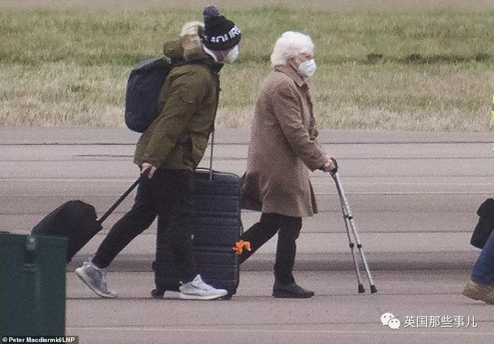 一群英国人乘坐撤侨专机从武汉飞回英国，现在当地人很慌...