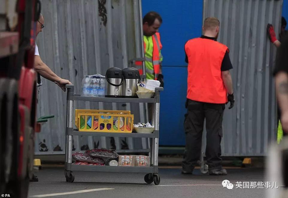 一群英国人乘坐撤侨专机从武汉飞回英国，现在当地人很慌...