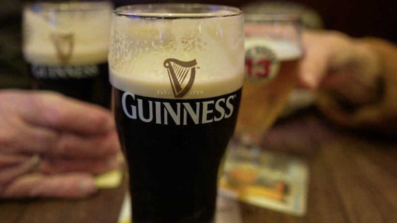 爱尔兰政府拟订重新开放酒吧的准则草案