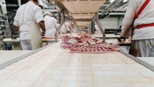 沃特福德肉厂证实了疫情的爆发，一个据信涉及约30例病例的群集已被证实