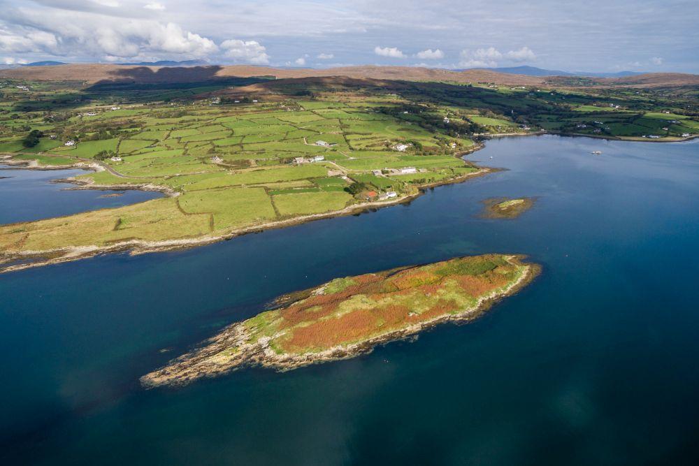 爱尔兰南海岸美丽的不能盖楼的私人岛屿待售，一万六平米居然只要25万欧元