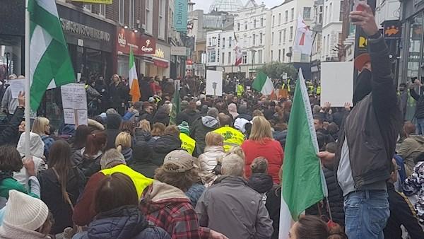 后续报道：上千名反口罩抗议者聚集在都柏林的Grafton街静坐