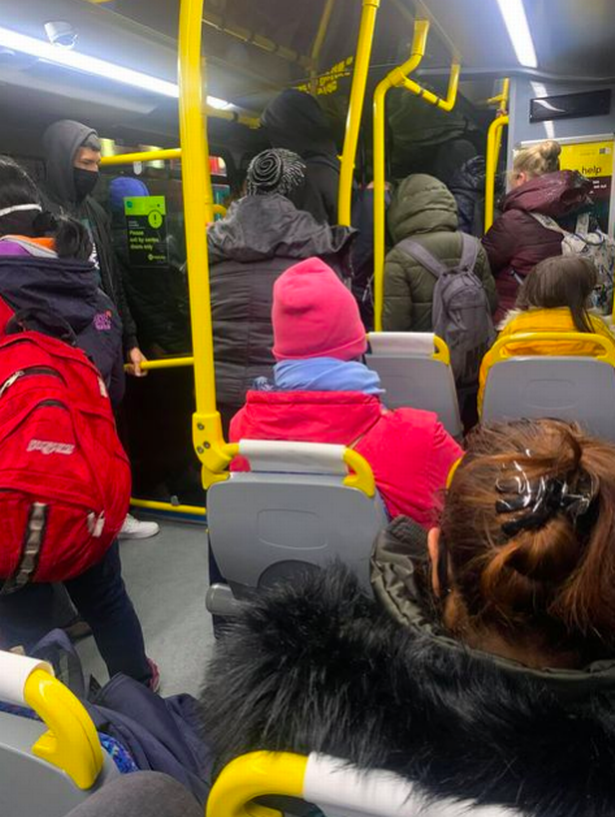 爱尔兰全国5级封锁：都柏林巴士上却挤满了一线工人