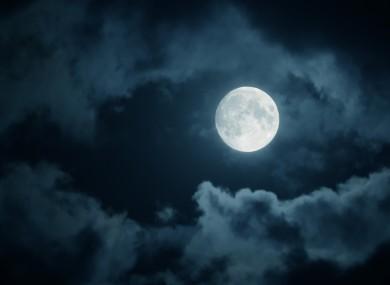 阴森的天空：爱尔兰的万圣节之夜将出现罕见的蓝月亮