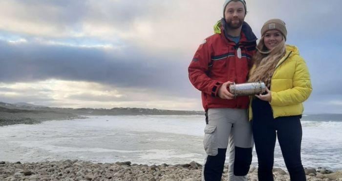 爱尔兰冲浪者在Donegal海滩发现俄罗斯2年前埋在北极的时间胶囊