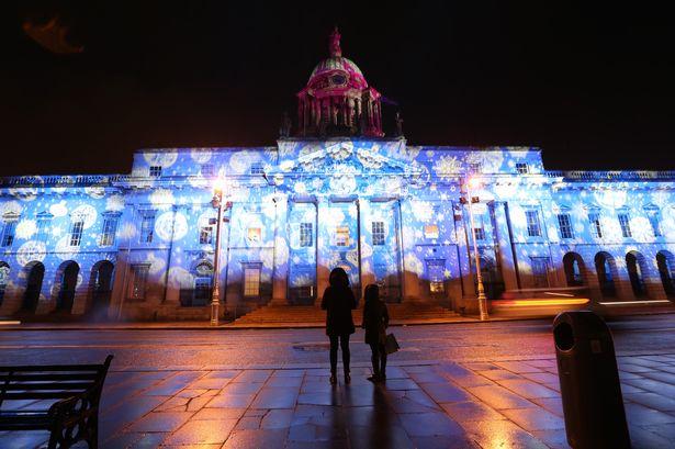 爱尔兰首都都柏林标志性的地标被点亮，城市变成了圣诞仙境