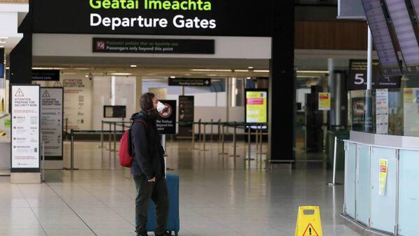 本月，从伦敦飞往爱尔兰的20多次航班上至少有一名感染新冠的乘客
