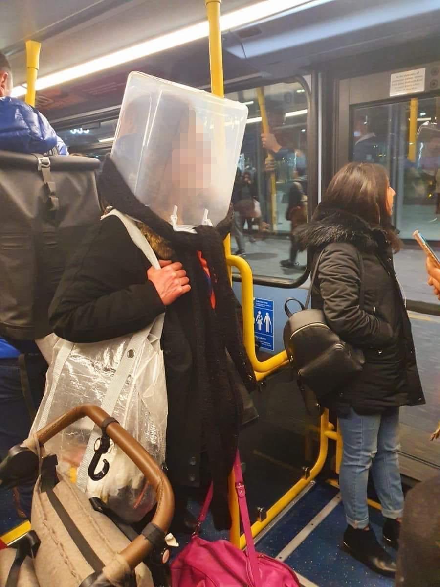一名外国女子头罩半透明塑料桶乘坐都柏林巴士，爱尔兰口罩告急