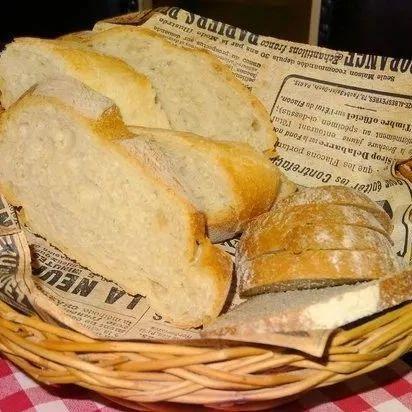 为什么在国外点了西餐之后，服务员要先上一份面包？