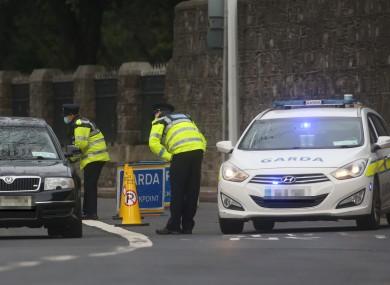 爱尔兰警方开始在机场检查入境旅客，看看他们是否在度假