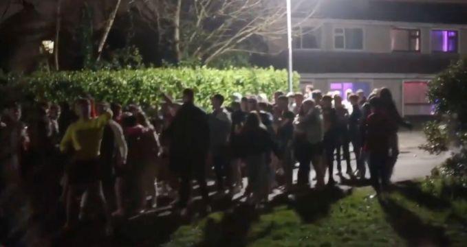 利默里克大学校长警告学生，在大学附近举行街头派对可能会被开除