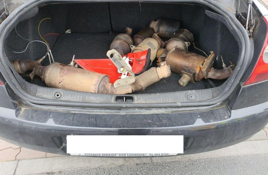你的车还好吗？两名男子的汽车后备箱发现7个排气管被爱尔兰警方起诉