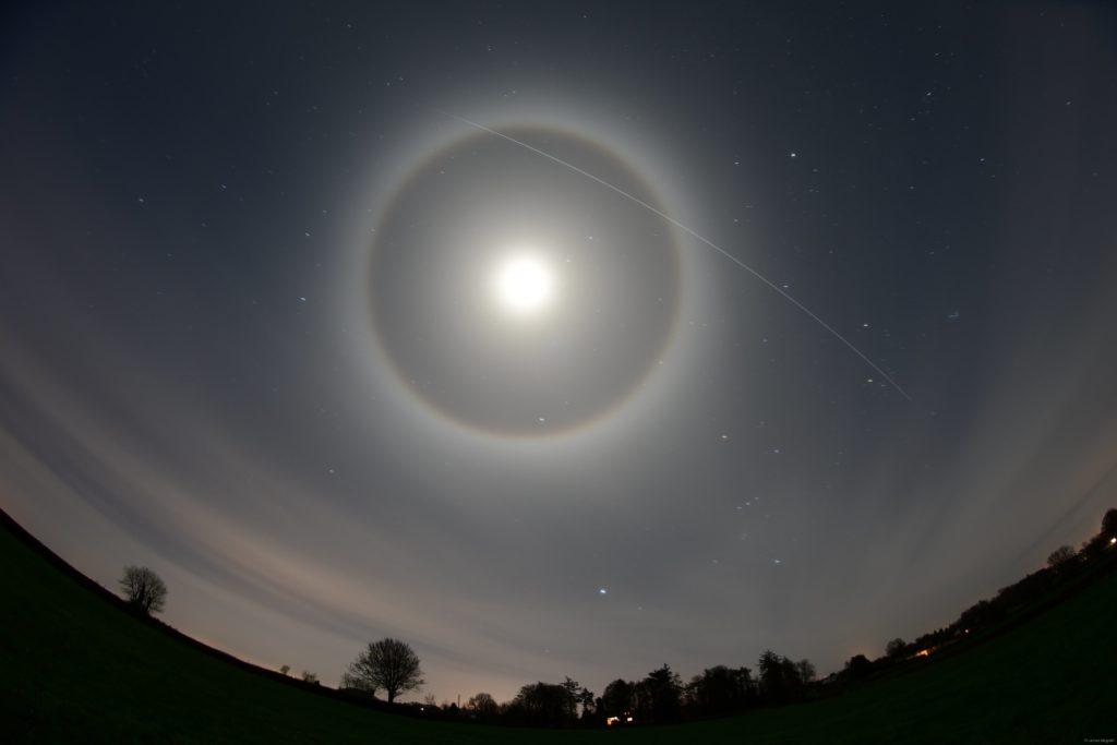 爱尔兰的夜空中闪耀着罕见的“月亮光环”现象，让人惊叹不已