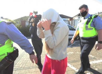 两名女子跑迪拜隆胸，回爱尔兰后拒绝酒店隔离在机场被捕并出庭受审