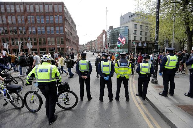 爱尔兰人民劳动节闲不住，昨天有数百名抗议者在都柏林街头游行