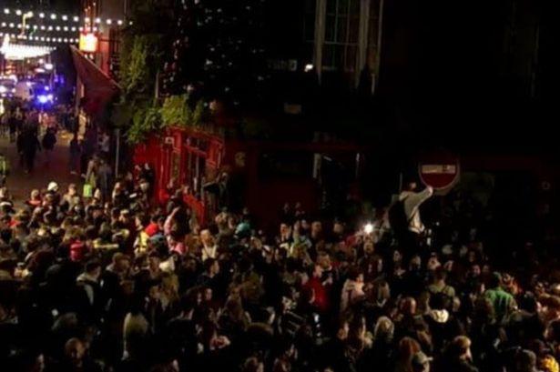 数百人深夜聚集在都柏林圣殿酒吧区喝酒，无视限制场面令人震惊