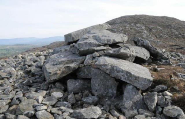 爱尔兰一座5千年的新石器时代古墓被盗挖，墓穴遭受严重破坏