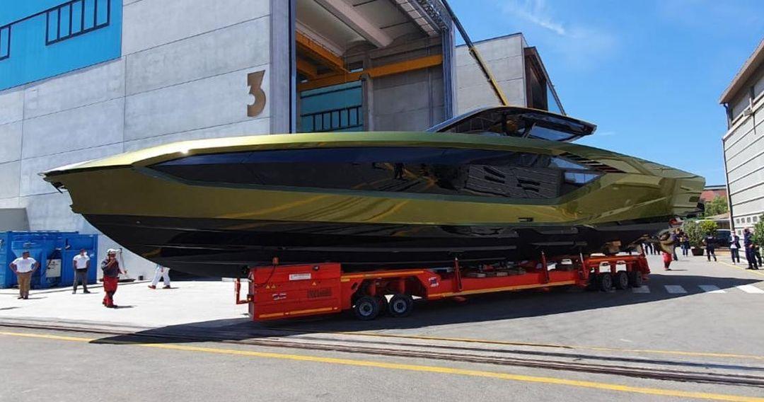 爱尔兰拳王在Instagram上炫耀他的新兰博基尼超级游艇，也就310万欧元。。