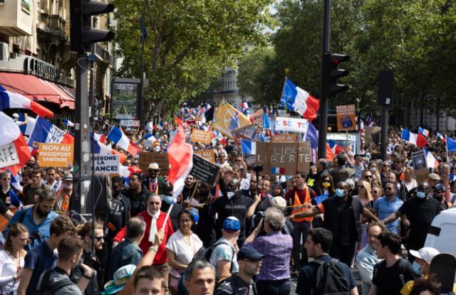 20万法国人上街反对疫苗证通行证，巴黎警方与人群发生冲突