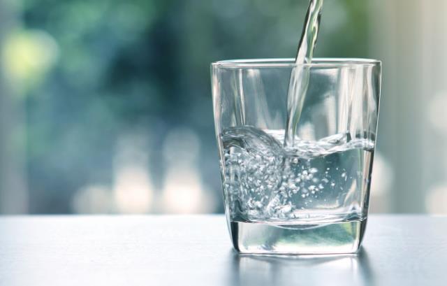 一项调查发现，爱尔兰人在新冠疫情期间几乎每天多喝了一升水