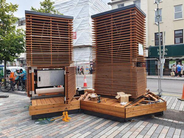 爱尔兰科克市的街道上安装了高科技机器人树，以帮助清除空气中的污染物
