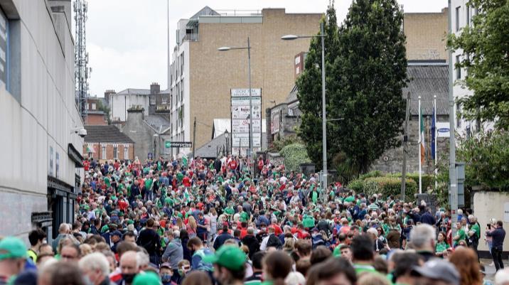 震惊的画面！大批球迷聚集在都柏林体育场附近的街道上社交和饮酒