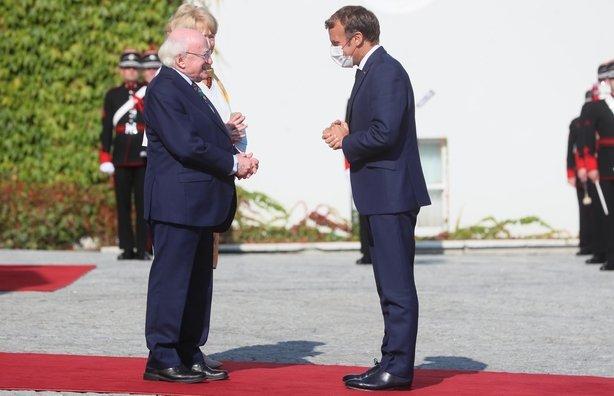 法国总统马克龙今日第一次正式访问爱尔兰，并会见了希金斯总统