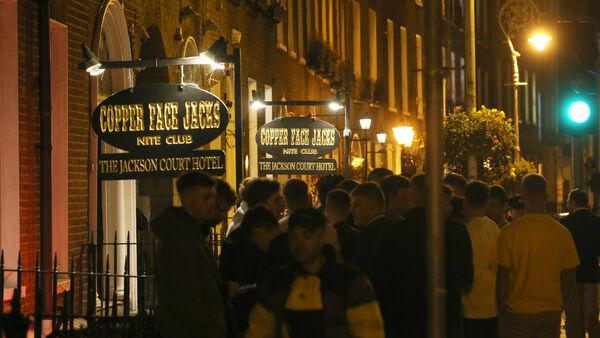 爱尔兰夜总会近600天来首次重开，数百人排队等候场面惊人