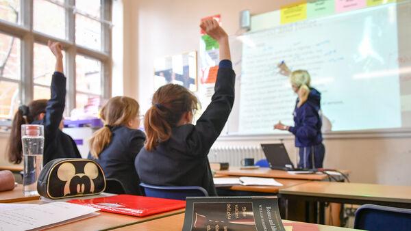 尽管病例不断增加，但爱尔兰总理拒绝了恢复学校儿童接触者追踪的呼吁