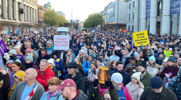 数千人在都柏林抗议新冠肺炎限制措施，造成市中心交通中断数小时