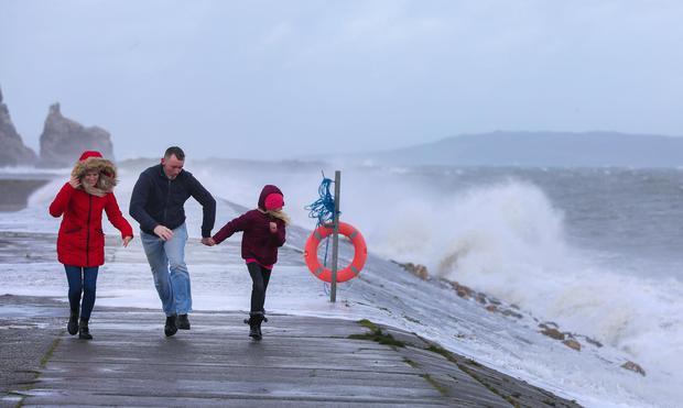 风暴巴拉：爱尔兰11个郡的学校明天将继续停课