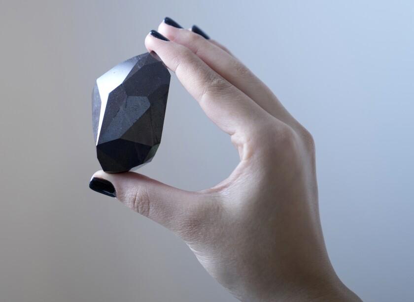 天外来物：一颗重达555.55克拉的黑钻现身迪拜，下个月在伦敦拍卖