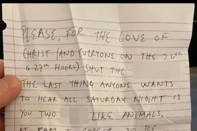 愤怒的邻居在一小哥门上贴了张纸条：不要像动物一样在凌晨5点啪啪啪