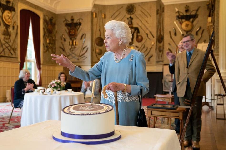英国女王庆祝登基70周年，并支持卡米拉成为王后