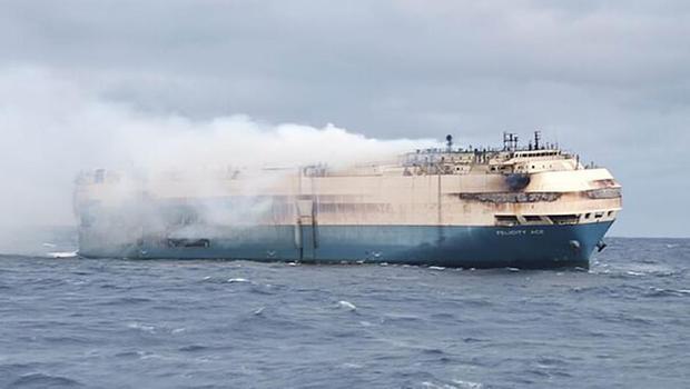 一艘载有1,000多辆全新保时捷、兰博基尼、宾利的货船在大西洋起火
