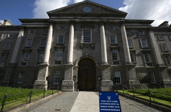 【突发】男子被发现死在圣三一学院图书馆后，爱尔兰警方展开调查