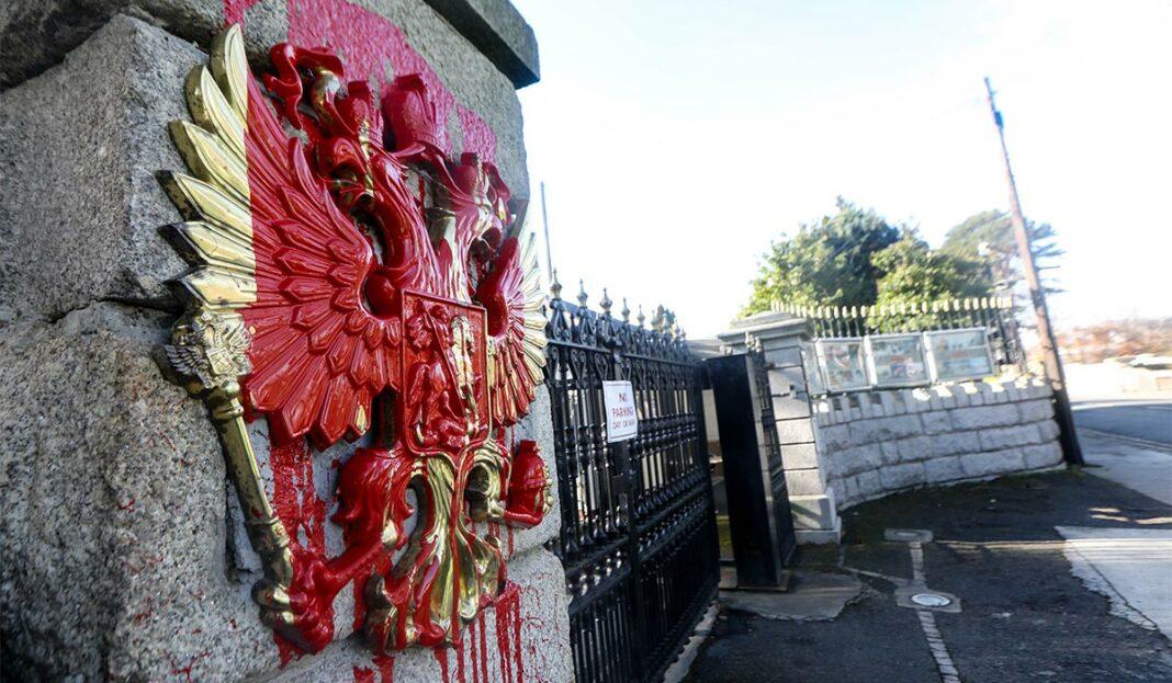 俄罗斯驻爱尔兰大使馆被泼红油漆，一名男子因刑事破坏而被捕