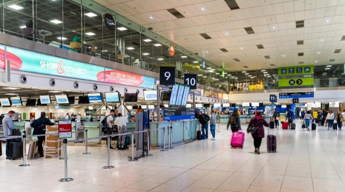 都柏林机场乘客报告称，因安检时间过长而错过航班