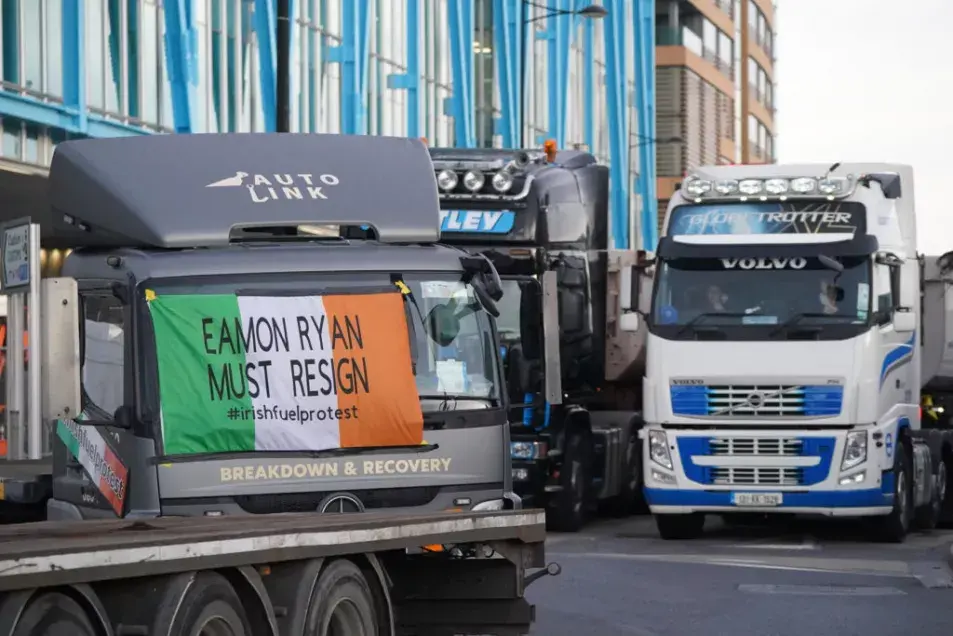 都柏林道路被封锁，抗议的货车司机威胁要对首都“全面封锁”