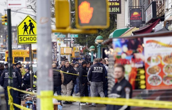 纽约市布鲁克林区地铁站发生枪击事件，造成至少13人受伤