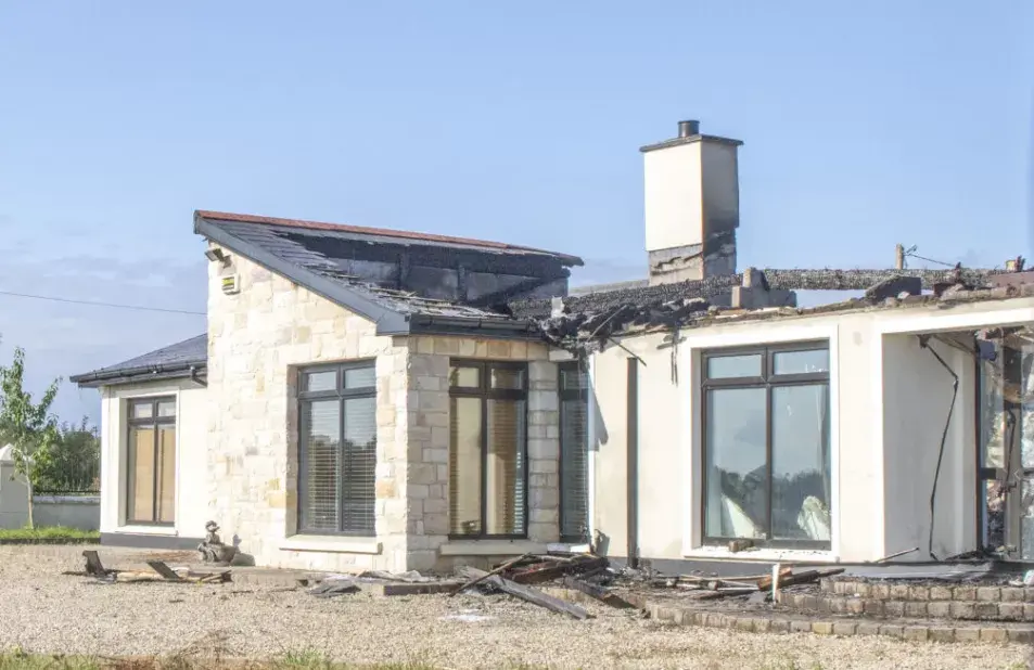 爱尔兰毒贩被烧毁的豪宅残骸买8.8万欧元，你敢买吗？