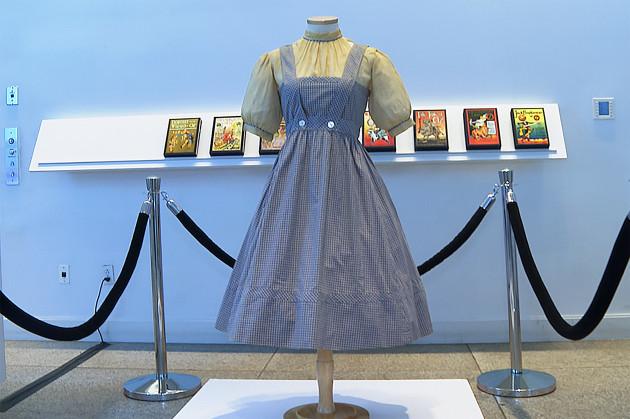 《绿野仙踪》桃乐丝的裙子找到啦，拍卖价可能会高达100万美元