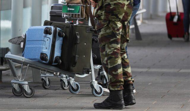 Aer Lingus和KLM取消了14个航班，爱尔兰国防军在都柏林机场待命