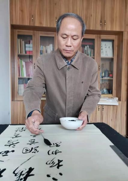 独树一帜的勺子书法一记欧洲中国文化艺术研究会艺术家乐晚生